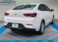 Auto sedán Chevrolet Onix 1.3 LS manual año 2024 seminuevo en color blanco, vista exterior trasera en ángulo de tres cuartos derecha exhibido en Namacar Automotriz.