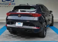 SUV Crossover deportiva Cupra Formentor 2.0 Mid 190 HP 2WD DSG7 año 2022 seminueva en color azul oscuro metálico, vista exterior trasera en ángulo de tres cuartos derecha exhibida en Namacar Automotriz.
