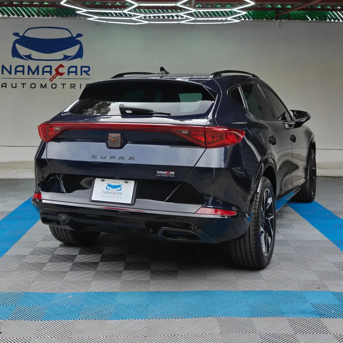SUV Crossover deportiva Cupra Formentor 2.0 Mid 190 HP 2WD DSG7 año 2022 seminueva en color azul oscuro metálico, vista exterior trasera en ángulo de tres cuartos derecha exhibida en Namacar Automotriz.