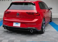 Hatchback deportivo Volkswagen Golf GTI 2.0 L de 241 HP automático DSG7 año 2024 seminuevo en color rojo brillante, vista exterior trasera en ángulo de tres cuartos derecha exhibido en Namacar Automotriz.