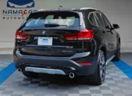 Camioneta SUV de lujo BMW X1 2.0 sDrive20i sDrive 20iA X Line transmisión automática año 2022 seminueva en color negro, vista exterior trasera en ángulo de tres cuartos derecha exhibida en Namacar Automotriz.