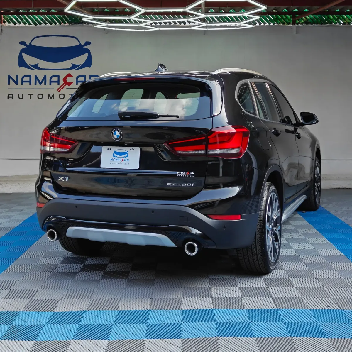 Camioneta SUV de lujo BMW X1 2.0 sDrive20i sDrive 20iA X Line transmisión automática año 2022 seminueva en color negro, vista exterior trasera en ángulo de tres cuartos derecha exhibida en Namacar Automotriz.