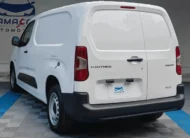 Camioneta de carga comercial Peugeot Partner 1.6 HDi Maxi transmisión manual año 2021 seminueva en color blanco, vista exterior trasera en ángulo de tres cuartos izquierda exhibida en Namacar Automotriz.