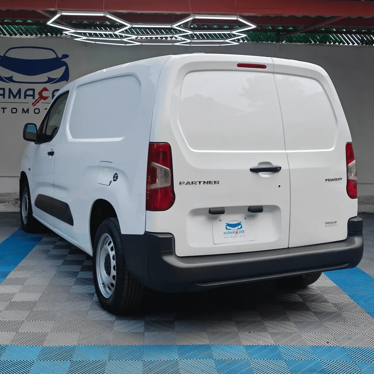 Camioneta de carga comercial Peugeot Partner 1.6 HDi Maxi transmisión manual año 2021 seminueva en color blanco, vista exterior trasera en ángulo de tres cuartos izquierda exhibida en Namacar Automotriz.