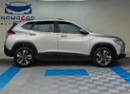 Camioneta SUV urbana Chevrolet Tracker 1.2 Premier Turbo transmisión automática año 2023 seminueva en color plata, vista exterior lateral perfil derecho completo exhibida en Namacar Automotriz.