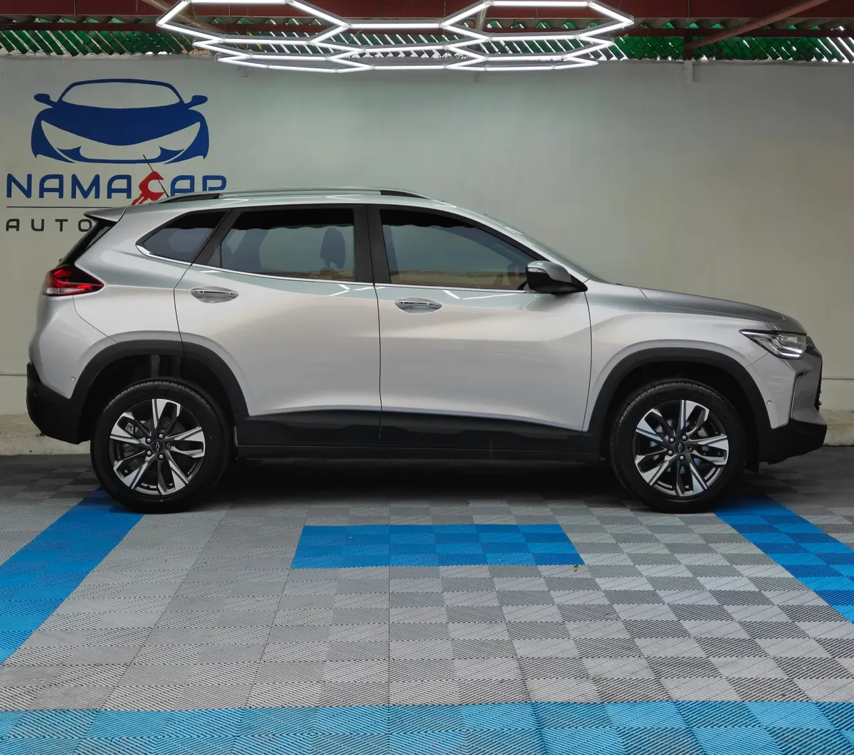 Camioneta SUV urbana Chevrolet Tracker 1.2 Premier Turbo transmisión automática año 2023 seminueva en color plata, vista exterior lateral perfil derecho completo exhibida en Namacar Automotriz.