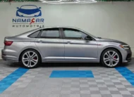 Auto sedán deportivo Volkswagen Jetta 2.0 GLI DSG automático año 2021 seminuevo en color gris plata, vista exterior de perfil lateral derecho completo exhibido en Namacar Automotriz.
