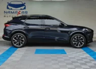 SUV Crossover deportiva Cupra Formentor 2.0 Mid 190 HP 2WD DSG7 año 2022 seminueva en color azul oscuro metálico, vista exterior lateral perfil derecho completo exhibida en Namacar Automotriz.