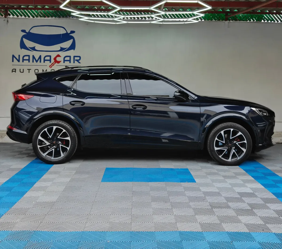 SUV Crossover deportiva Cupra Formentor 2.0 Mid 190 HP 2WD DSG7 año 2022 seminueva en color azul oscuro metálico, vista exterior lateral perfil derecho completo exhibida en Namacar Automotriz.