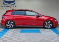Hatchback deportivo Volkswagen Golf GTI 2.0 L de 241 HP automático DSG7 año 2024 seminuevo en color rojo brillante, vista exterior lateral perfil derecho completo exhibido en Namacar Automotriz.