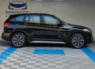 Camioneta SUV de lujo BMW X1 2.0 sDrive20i sDrive 20iA X Line transmisión automática año 2022 seminueva en color negro, vista exterior lateral perfil derecho completo exhibida en Namacar Automotriz.
