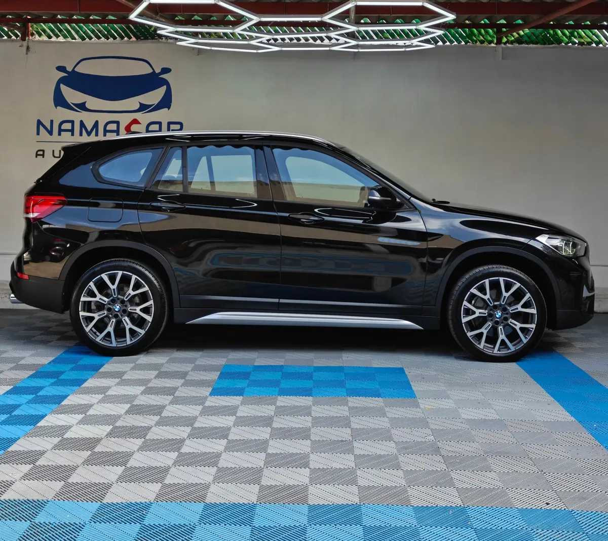 Camioneta SUV de lujo BMW X1 2.0 sDrive20i sDrive 20iA X Line transmisión automática año 2022 seminueva en color negro, vista exterior lateral perfil derecho completo exhibida en Namacar Automotriz.