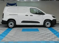 Camioneta de carga comercial Peugeot Partner 1.6 HDi Maxi transmisión manual año 2021 seminueva en color blanco, vista exterior lateral perfil derecho completo exhibida en Namacar Automotriz.