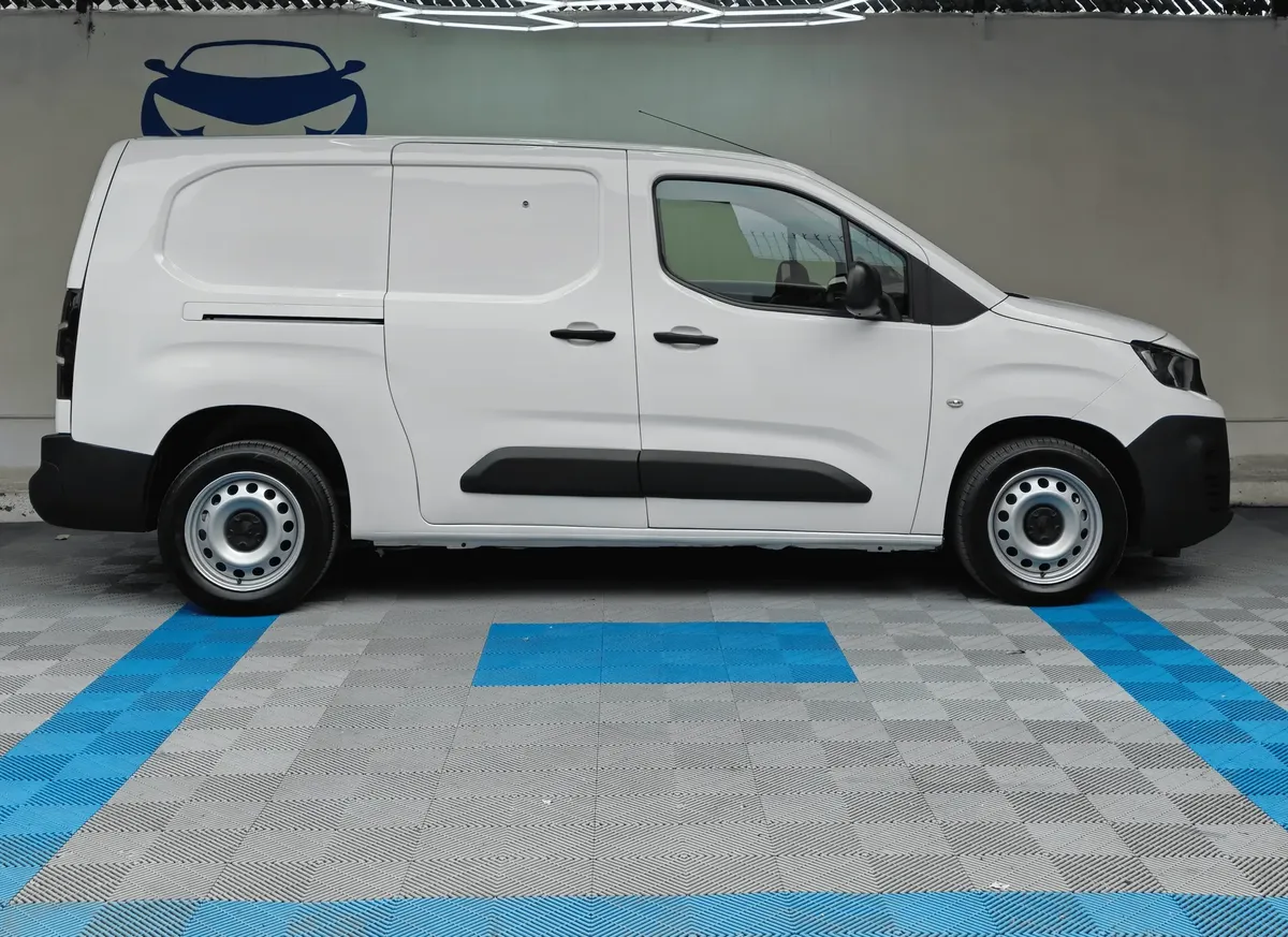 Camioneta de carga comercial Peugeot Partner 1.6 HDi Maxi transmisión manual año 2021 seminueva en color blanco, vista exterior lateral perfil derecho completo exhibida en Namacar Automotriz.