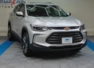 Camioneta SUV urbana Chevrolet Tracker 1.2 Premier Turbo transmisión automática año 2023 seminueva en color plata, vista exterior frontal en ángulo de tres cuartos derecha exhibida en Namacar Automotriz.
