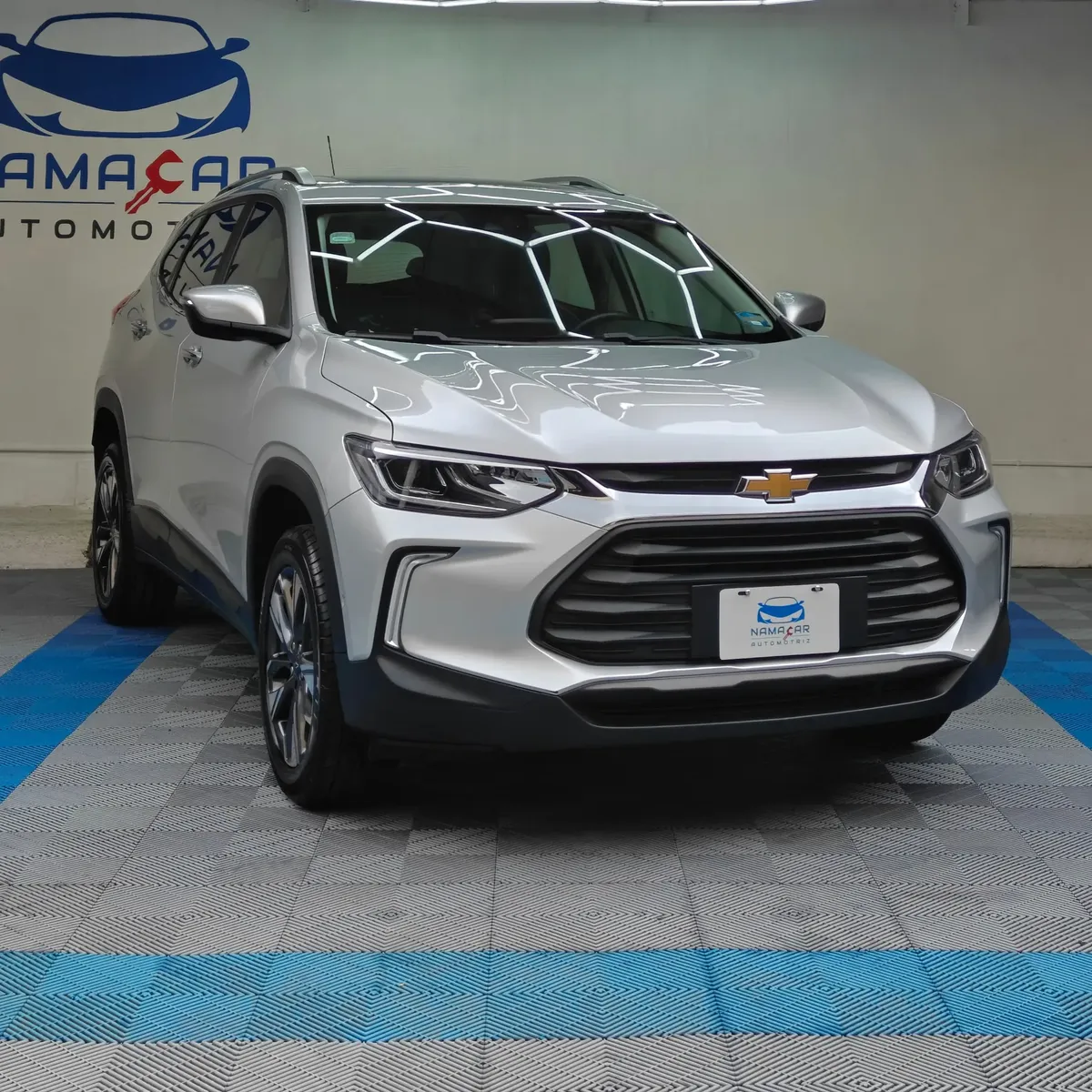 Camioneta SUV urbana Chevrolet Tracker 1.2 Premier Turbo transmisión automática año 2023 seminueva en color plata, vista exterior frontal en ángulo de tres cuartos derecha exhibida en Namacar Automotriz.