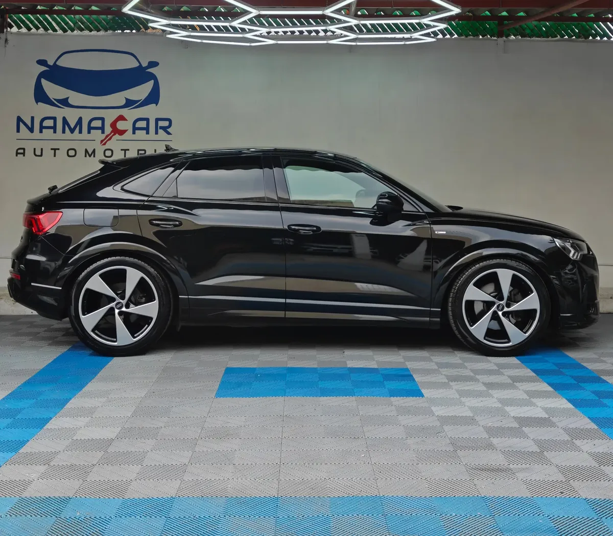 Camioneta SUV coupé de lujo Audi Q3 Sportback 2.0 S Line 180 Hp transmisión DSG automática año 2022 seminueva en color negro, vista exterior lateral perfil derecho completo exhibida en Namacar Automotriz.