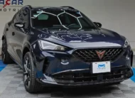 SUV Crossover deportiva Cupra Formentor 2.0 Mid 190 HP 2WD DSG7 año 2022 seminueva en color azul oscuro metálico, vista exterior frontal en ángulo de tres cuartos derecha exhibida en Namacar Automotriz.