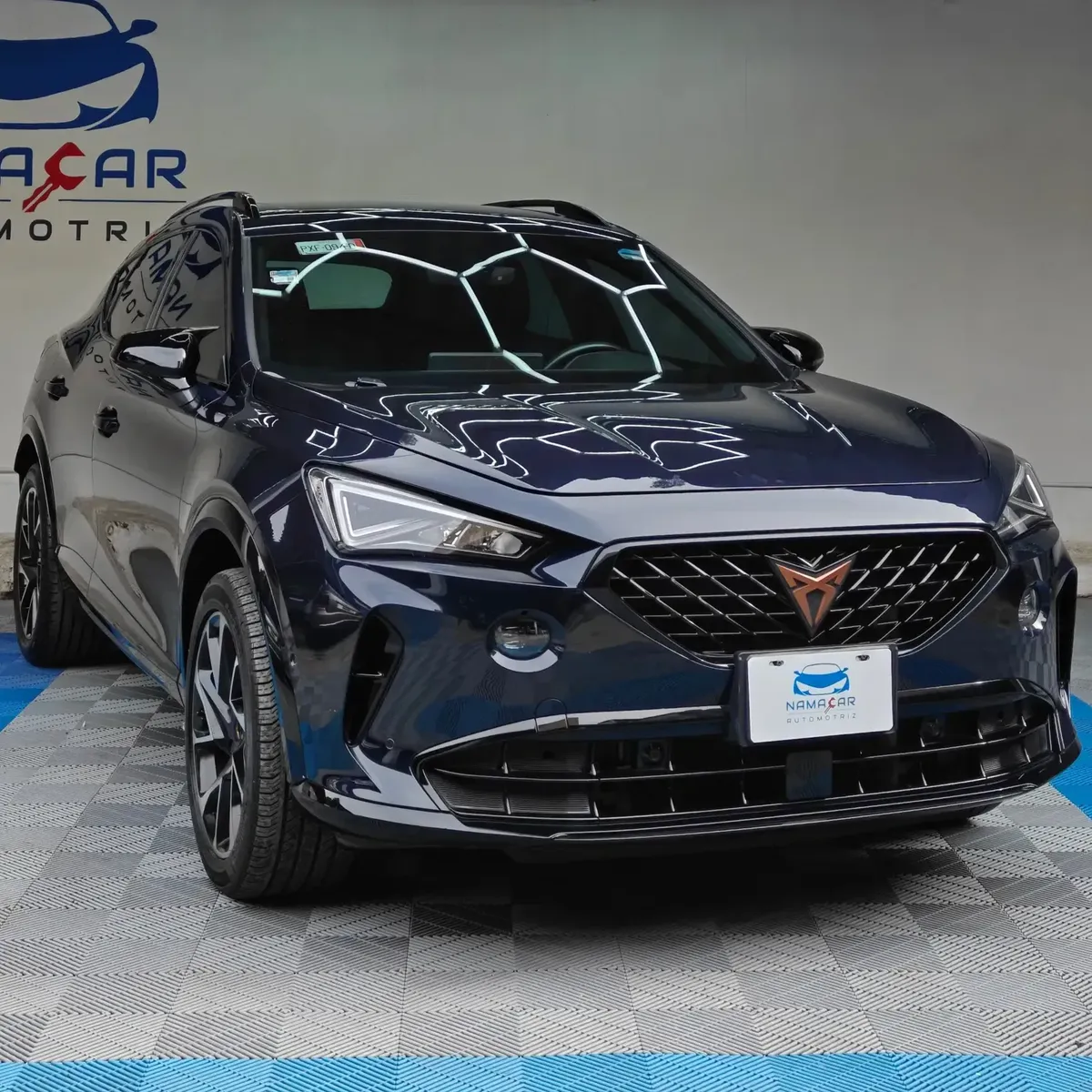 SUV Crossover deportiva Cupra Formentor 2.0 Mid 190 HP 2WD DSG7 año 2022 seminueva en color azul oscuro metálico, vista exterior frontal en ángulo de tres cuartos derecha exhibida en Namacar Automotriz.