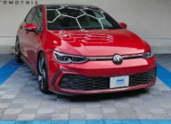 Hatchback deportivo Volkswagen Golf GTI 2.0 L de 241 HP automático DSG7 año 2024 seminuevo en color rojo brillante, vista exterior frontal en ángulo de tres cuartos derecha exhibido en Namacar Automotriz.