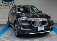 Camioneta SUV de lujo BMW X1 2.0 sDrive20i sDrive 20iA X Line transmisión automática año 2022 seminueva en color negro, vista exterior frontal en ángulo de tres cuartos derecha exhibida en Namacar Automotriz.