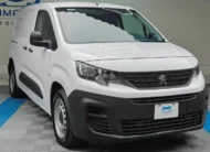 Camioneta de carga comercial Peugeot Partner 1.6 HDi Maxi transmisión manual año 2021 seminueva en color blanco, vista exterior frontal en ángulo de tres cuartos derecha exhibida en Namacar Automotriz.