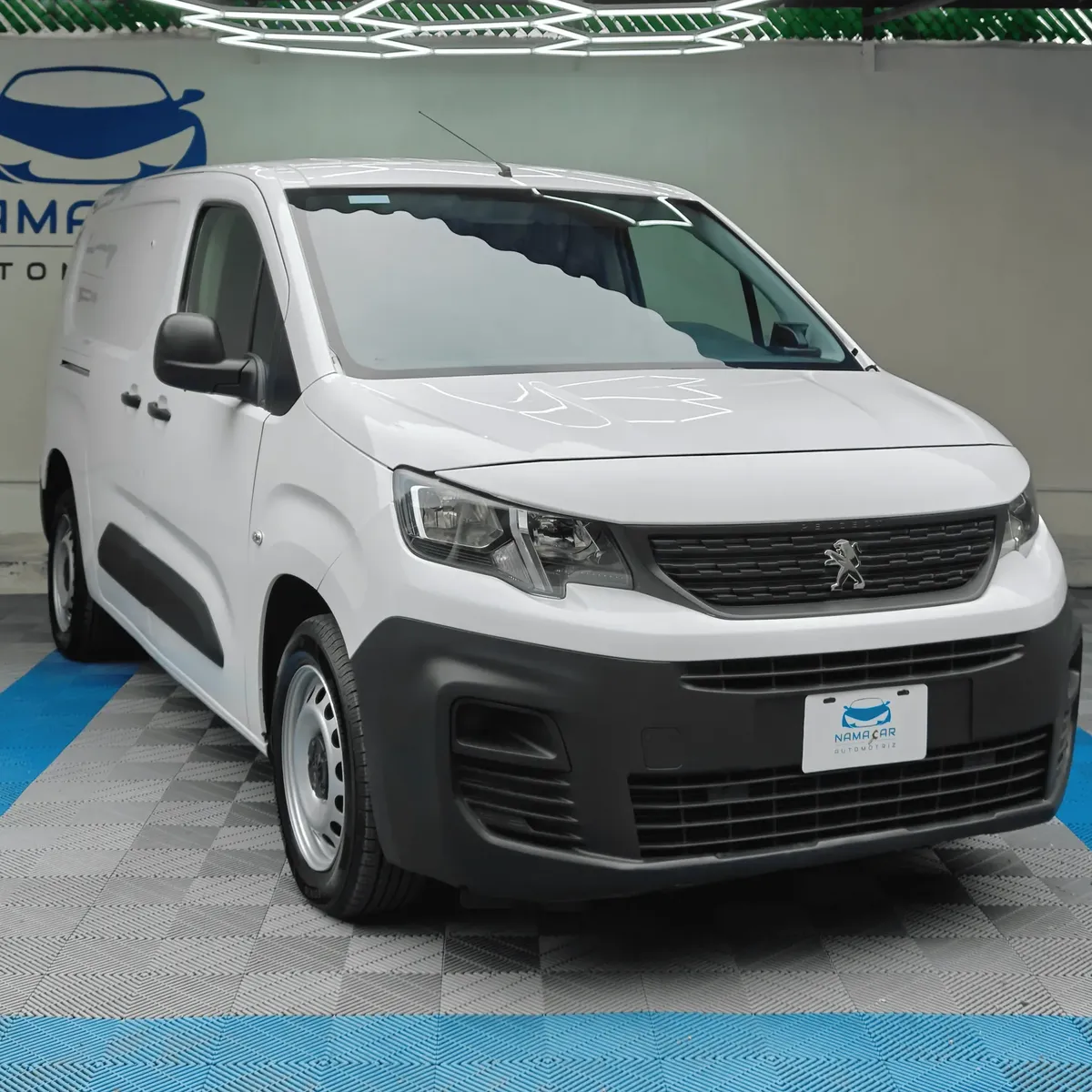 Camioneta de carga comercial Peugeot Partner 1.6 HDi Maxi transmisión manual año 2021 seminueva en color blanco, vista exterior frontal en ángulo de tres cuartos derecha exhibida en Namacar Automotriz.