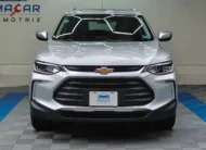 Camioneta SUV urbana Chevrolet Tracker 1.2 Premier Turbo transmisión automática año 2023 seminueva en color plata, vista exterior frontal directa y centrada a nivel de vista exhibida en Namacar Automotriz.
