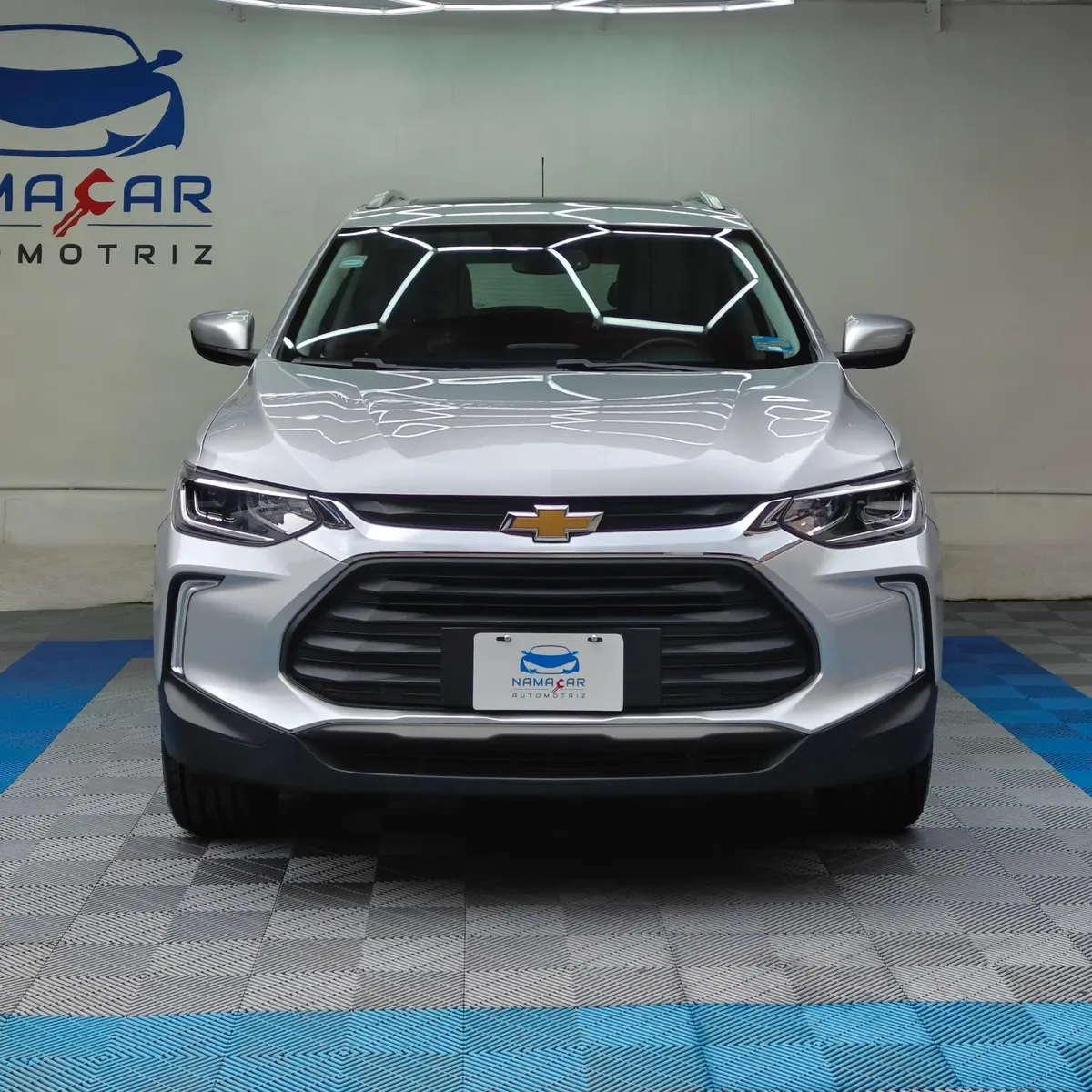 Camioneta SUV urbana Chevrolet Tracker 1.2 Premier Turbo transmisión automática año 2023 seminueva en color plata, vista exterior frontal directa y centrada a nivel de vista exhibida en Namacar Automotriz.
