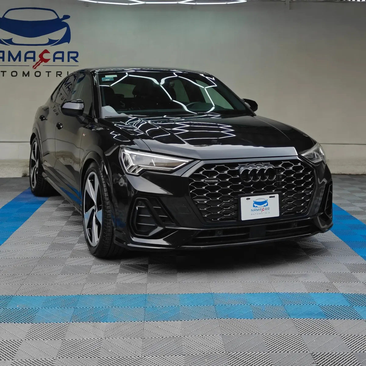 Camioneta SUV coupé de lujo Audi Q3 Sportback 2.0 S Line 180 Hp transmisión DSG automática año 2022 seminueva en color negro, vista exterior frontal en ángulo de tres cuartos derecha exhibida en Namacar Automotriz.