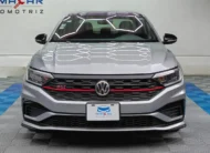 Auto sedán deportivo Volkswagen Jetta 2.0 GLI DSG automático año 2021 seminuevo en color gris plata, vista exterior frontal directa y completa exhibido en Namacar Automotriz.