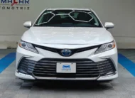 Auto sedán híbrido Toyota Camry 2.5 HEV XLE año 2024 seminuevo en color blanco, vista exterior frontal directa y centrada exhibido en Namacar Automotriz.