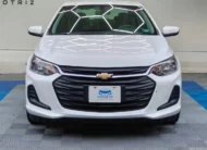 Auto sedán subcompacto Chevrolet Onix 1.3 LS manual año 2024 seminuevo en color blanco, vista exterior frontal directa y centrada exhibido en Namacar Automotriz.