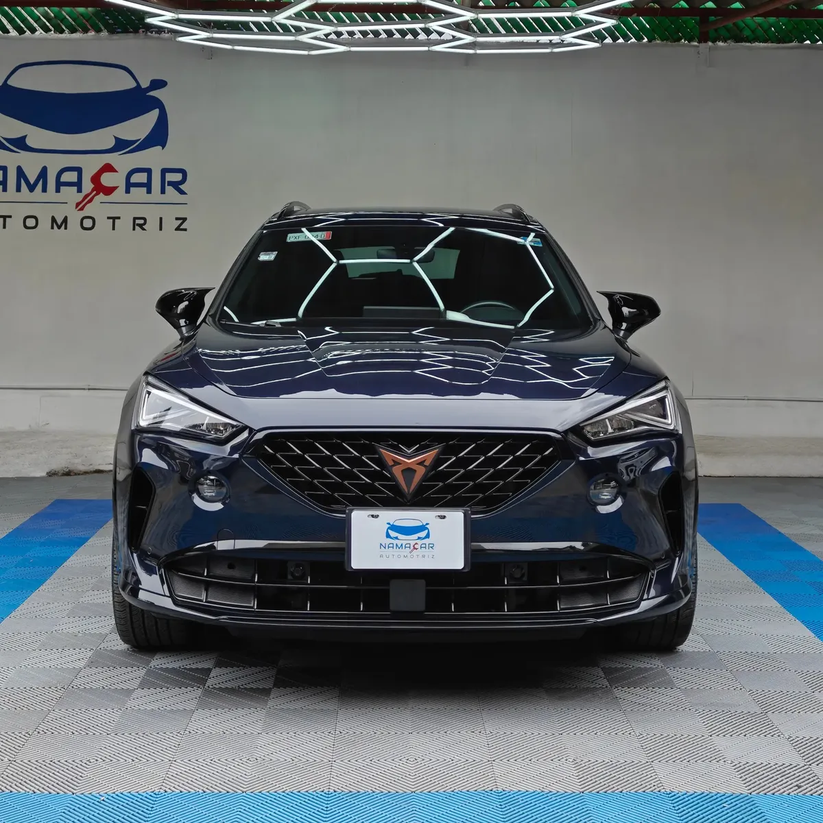 SUV Crossover deportiva Cupra Formentor 2.0 Mid 190 HP 2WD DSG7 año 2022 seminueva en color azul oscuro metálico, vista exterior frontal directa y centrada a nivel de vista exhibida en Namacar Automotriz.