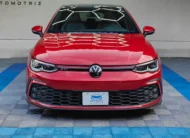 Hatchback deportivo Volkswagen Golf GTI 2.0 L de 241 HP automático DSG7 año 2024 seminuevo en color rojo brillante, vista exterior frontal directa y centrada a nivel de vista exhibido en Namacar Automotriz.