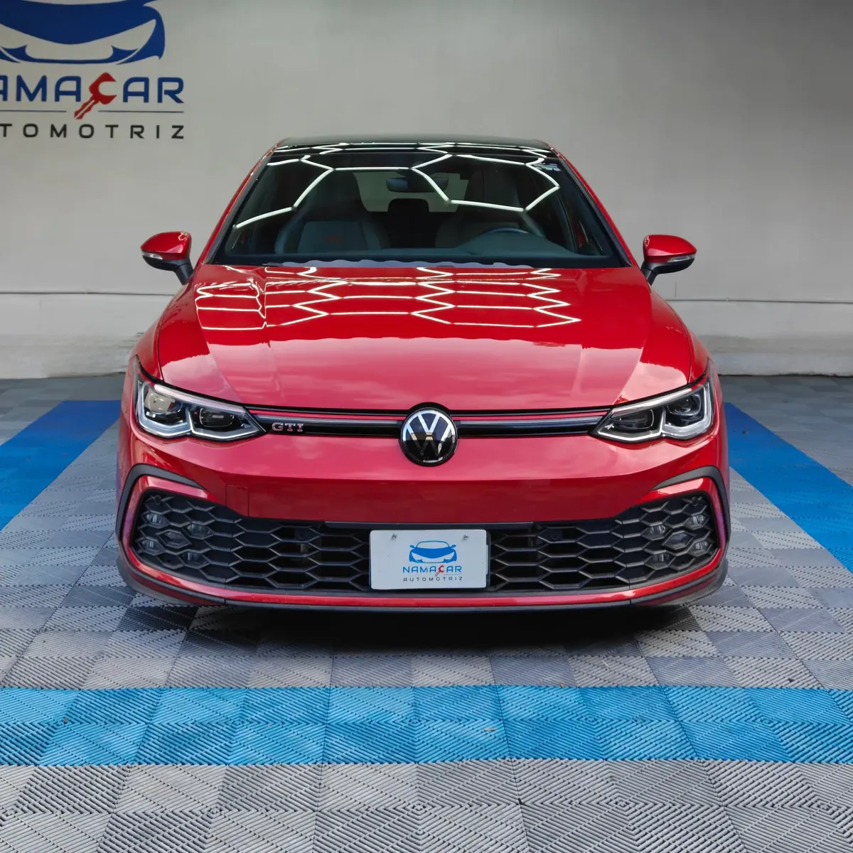 Hatchback deportivo Volkswagen Golf GTI 2.0 L de 241 HP automático DSG7 año 2024 seminuevo en color rojo brillante, vista exterior frontal directa y centrada a nivel de vista exhibido en Namacar Automotriz.
