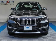 Camioneta SUV de lujo BMW X1 2.0 sDrive20i sDrive 20iA X Line transmisión automática año 2022 seminueva en color negro, vista exterior frontal directa y centrada a nivel de vista exhibida en Namacar Automotriz.