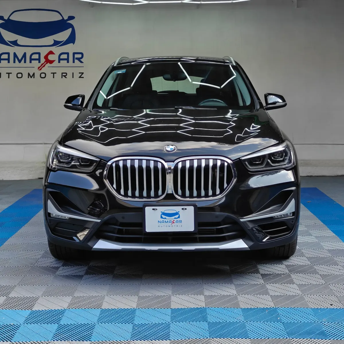 Camioneta SUV de lujo BMW X1 2.0 sDrive20i sDrive 20iA X Line transmisión automática año 2022 seminueva en color negro, vista exterior frontal directa y centrada a nivel de vista exhibida en Namacar Automotriz.