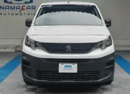 Camioneta de carga comercial Peugeot Partner 1.6 HDi Maxi transmisión manual año 2021 seminueva en color blanco, vista exterior frontal directa y centrada a nivel de vista exhibida en Namacar Automotriz.