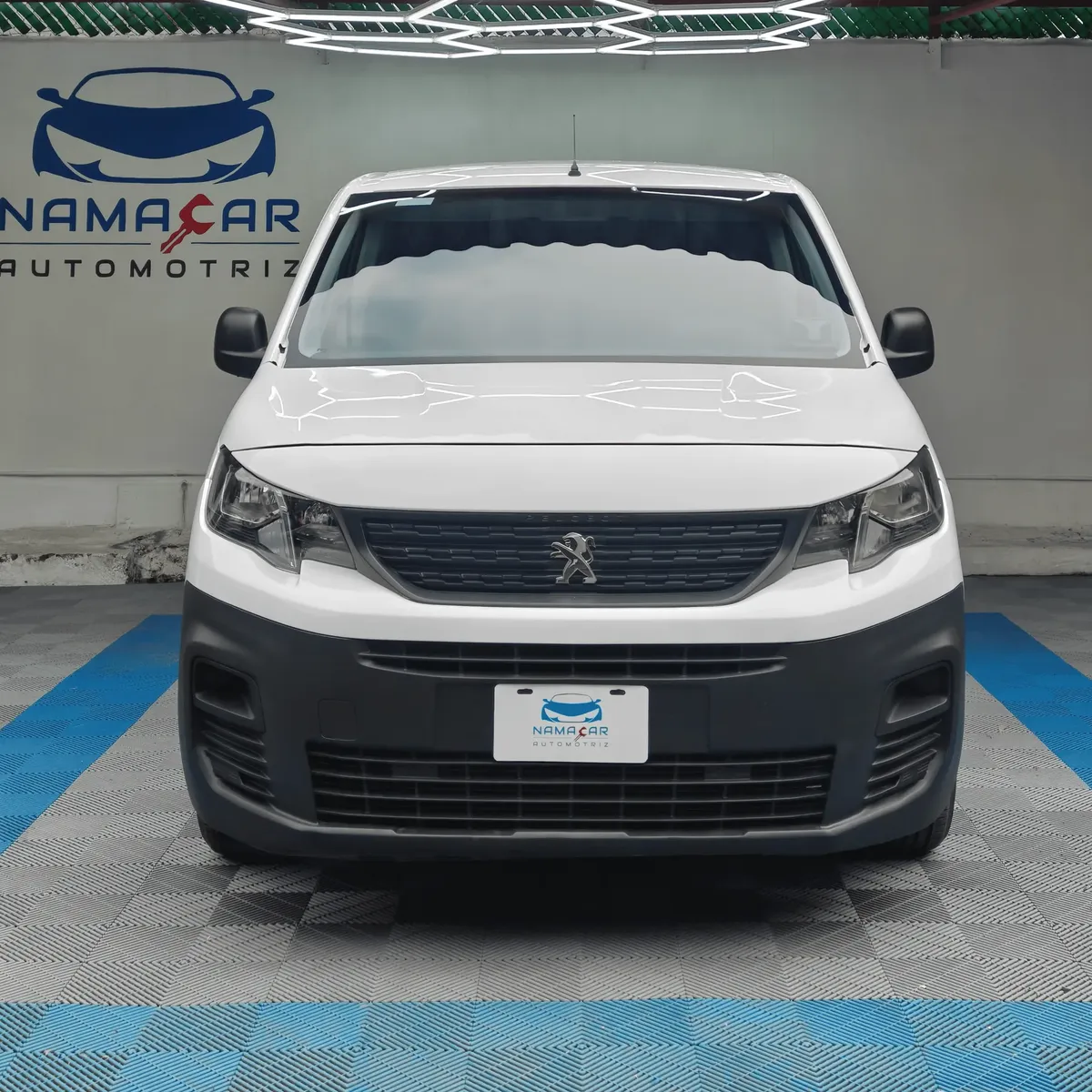 Camioneta de carga comercial Peugeot Partner 1.6 HDi Maxi transmisión manual año 2021 seminueva en color blanco, vista exterior frontal directa y centrada a nivel de vista exhibida en Namacar Automotriz.