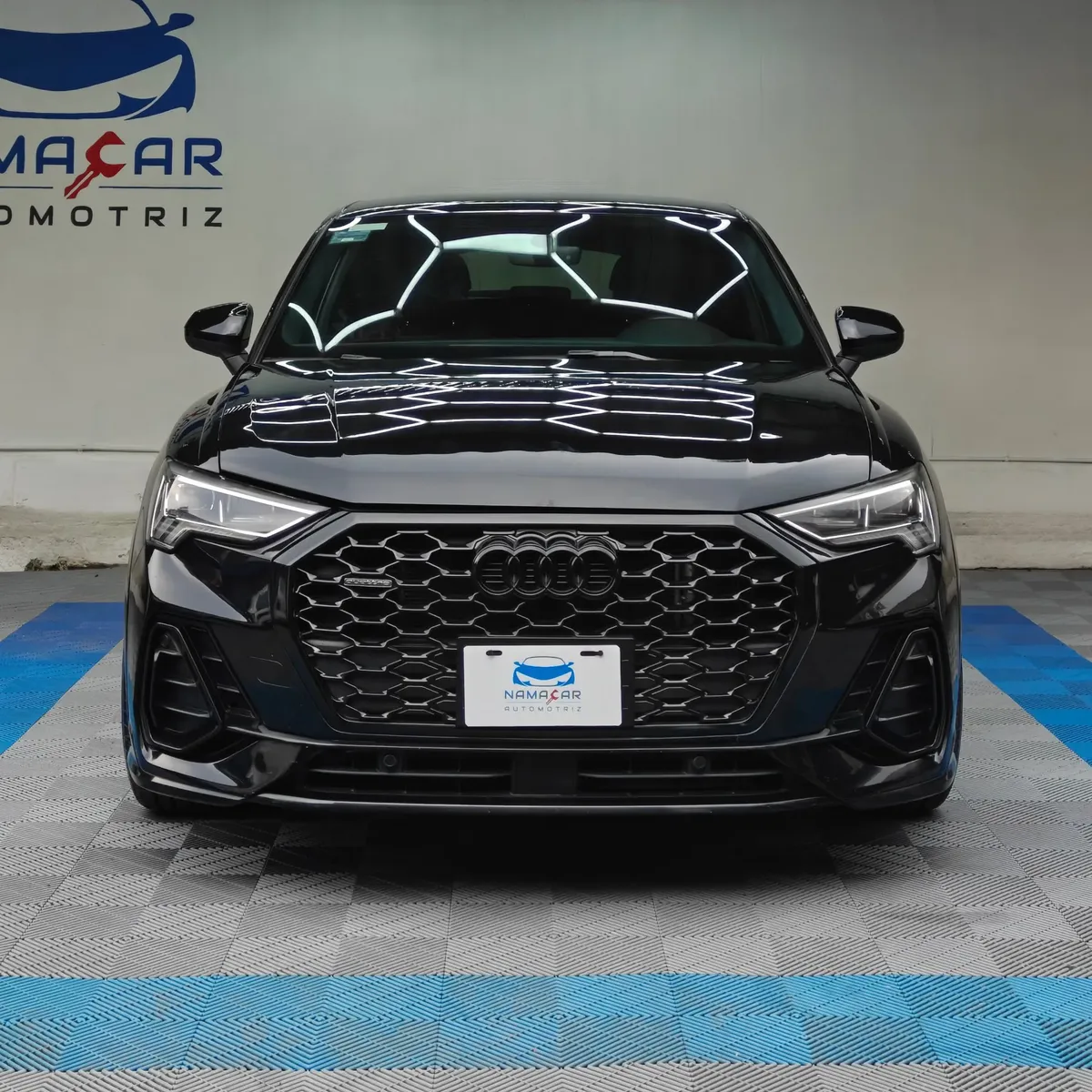 Camioneta SUV coupé de lujo Audi Q3 Sportback 2.0 S Line 180 Hp transmisión DSG automática año 2022 seminueva en color negro, vista exterior frontal directa y centrada a nivel de vista exhibida en Namacar Automotriz.