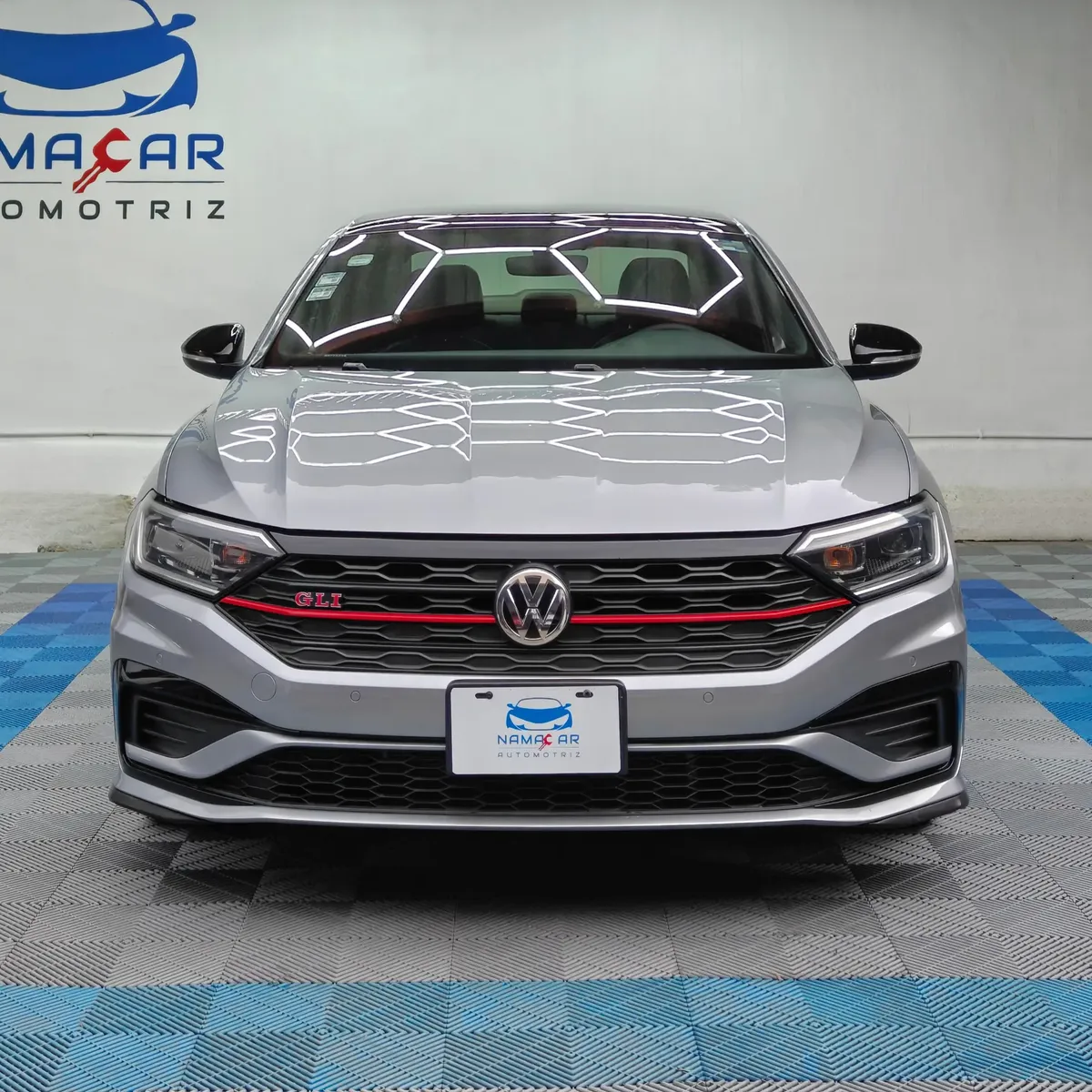 Auto sedán deportivo Volkswagen Jetta 2.0 GLI DSG automático año 2021 seminuevo en color gris plata, vista exterior frontal directa y completa exhibido en Namacar Automotriz.
