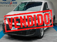 Camioneta van de carga Peugeot Partner 1.6 HDi Maxi transmisión manual año 2021 seminueva en color blanco con sello rojo de VENDIDO al frente, vista exterior frontal en ángulo de tres cuartos izquierda exhibida en Namacar Automotriz.