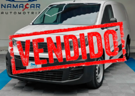Camioneta van de carga Peugeot Partner 1.6 HDi Maxi transmisión manual año 2021 seminueva en color blanco con sello rojo de VENDIDO al frente, vista exterior frontal en ángulo de tres cuartos izquierda exhibida en Namacar Automotriz.