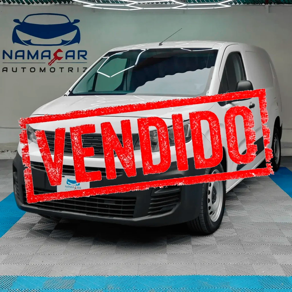 Camioneta van de carga Peugeot Partner 1.6 HDi Maxi transmisión manual año 2021 seminueva en color blanco con sello rojo de VENDIDO al frente, vista exterior frontal en ángulo de tres cuartos izquierda exhibida en Namacar Automotriz.