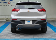 Camioneta SUV urbana Chevrolet Tracker 1.2 Premier Turbo transmisión automática año 2023 seminueva en color plata, vista exterior trasera directa y centrada a nivel de vista exhibida en Namacar Automotriz.