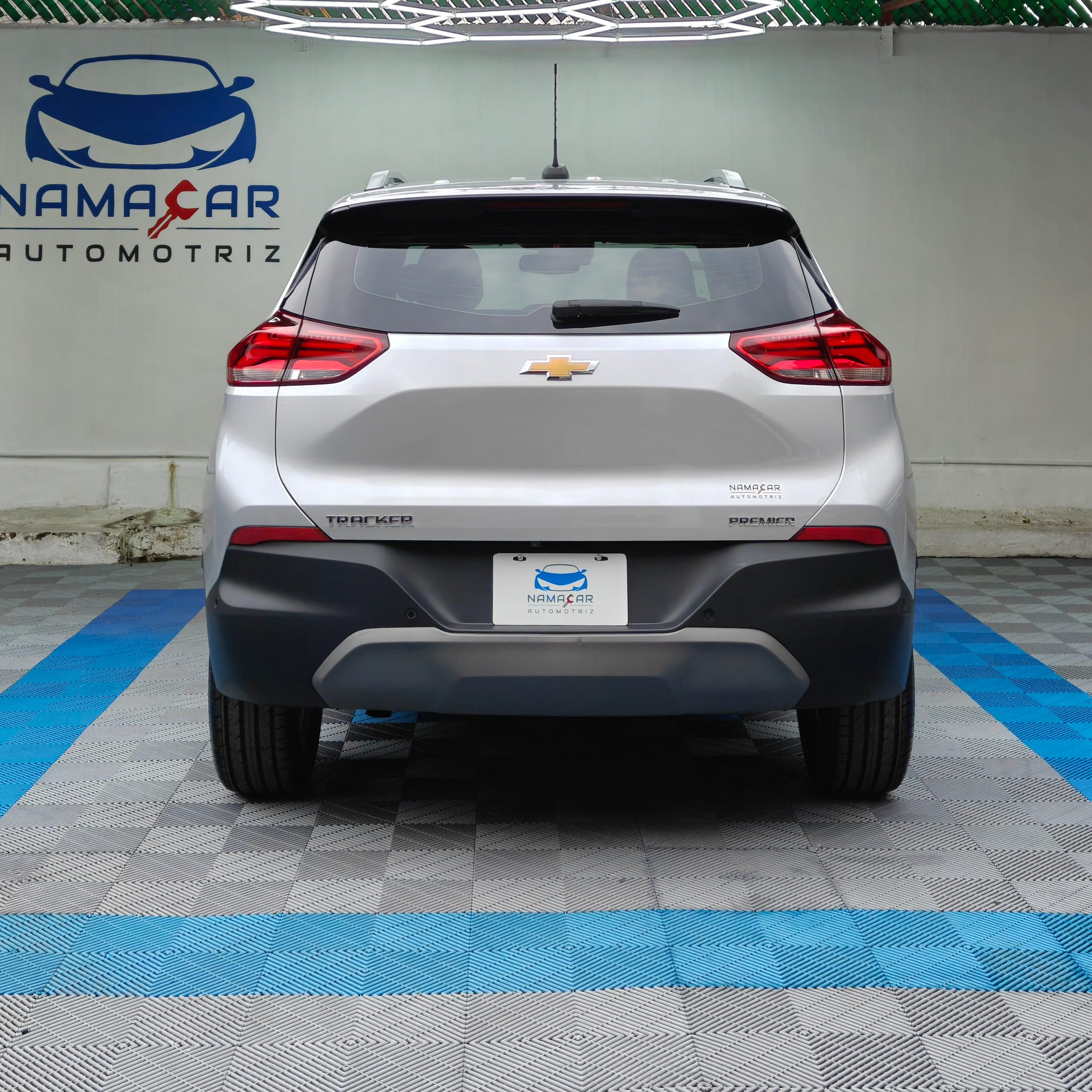 Camioneta SUV urbana Chevrolet Tracker 1.2 Premier Turbo transmisión automática año 2023 seminueva en color plata, vista exterior trasera directa y centrada a nivel de vista exhibida en Namacar Automotriz.
