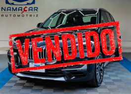 Camioneta SUV de lujo BMW X1 2.0 sDrive 20ia X Line transmisión automática año 2022 seminueva en color negro con sello rojo de VENDIDO al frente, vista exterior frontal en ángulo de tres cuartos izquierda exhibida en Namacar Automotriz.