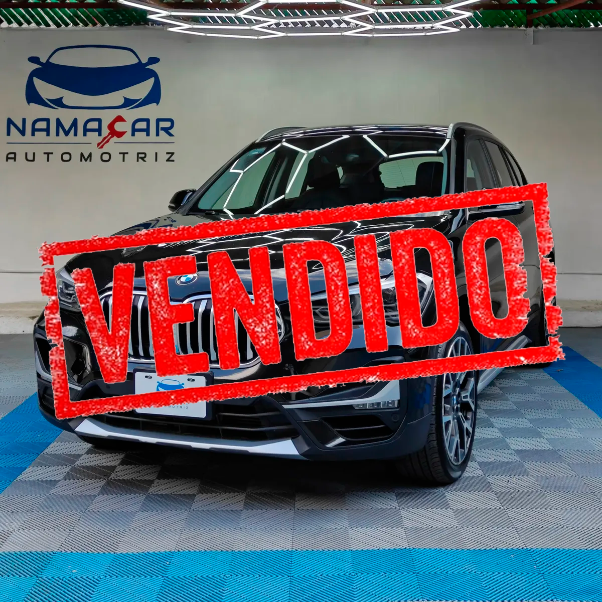 Camioneta SUV de lujo BMW X1 2.0 sDrive 20ia X Line transmisión automática año 2022 seminueva en color negro con sello rojo de VENDIDO al frente, vista exterior frontal en ángulo de tres cuartos izquierda exhibida en Namacar Automotriz.