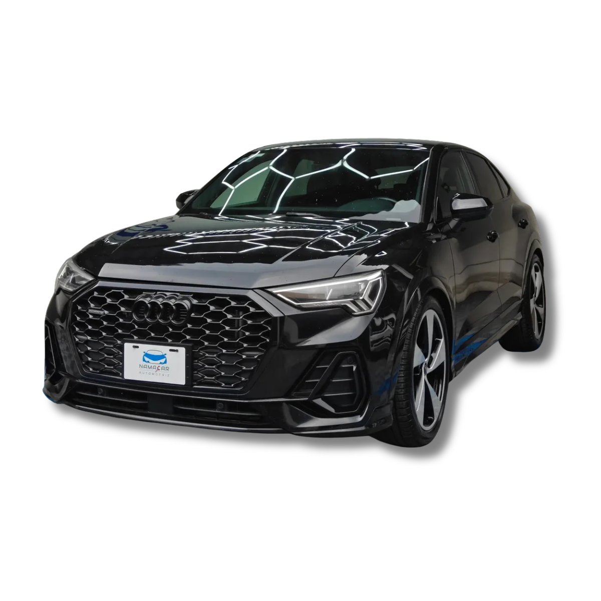 Camioneta SUV coupé de lujo Audi Q3 Sportback 2.0 S Line 180 Hp transmisión DSG automática año 2022 seminueva en color negro, vista exterior frontal en ángulo de tres cuartos izquierda sobre fondo negro en Namacar Automotriz.